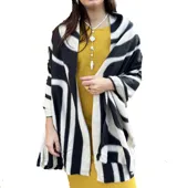 Pashmina rectangular de viscosa y lana, con estampado geométrico abstracto en blanco y negro.