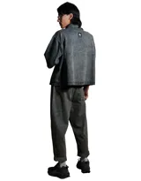 Pantalón unisex de denim azul con lavado artesanal en tonos beige. Corte holgado, cintura elástica, pierna ancha y largo estándar.