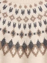 Buzo de punto con cuello alto, diseño estampado estilo fairisle con rayas horizontales y puntos en tonos tostado y blanco. Presenta mangas largas con puños acanalados y ruedo recto.