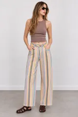Pantalón de vestir tiro medio con diseño de rayas multicolor, corte recto y amplio, con bolsillos laterales.