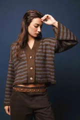 Cárdigan a rayas rojas y marrones de mohair, con silueta ligeramente oversize, mangas rectas, punto jersey, cuello en V y botones delanteros.