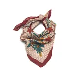 Pañuelo cuadrado de tela ligera con estampado floral y geométrico, con borde en color bordó.