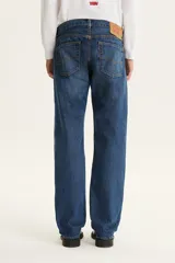 Pantalón de jean azul de corte recto, tiro medio y cierre con botones.