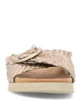 Sandalias planas de mujer en color dorado metalizado, con tiras cruzadas texturizadas y una hebilla grande decorativa en el empeine. Posee plantilla anatómica y suela de goma texturizada.