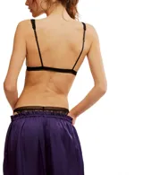Bralette de encaje color nude con diseño floral, escote en V profundo y breteles anchos de encaje. Confeccionado en tejido elástico.