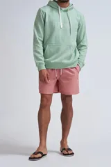 Short de baño color rosado con cintura elástica y cordón ajustable.