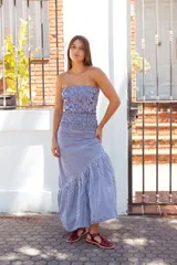 Sandalias planas estilo romano tipo cangrejera, confeccionadas en cuero charolado de color bordó. Presentan diseño de tiras entrelazadas en el empeine, puntera cuadrada, talón cerrado con tira ajustable mediante hebilla metálica dorada y suela plana con pequeño tacón.