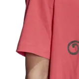 Remera rosa de corte clásico con logo Adidas en el frente que incluye el trébol y un diseño de un lagarto con anteojos.