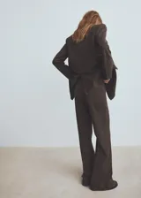 Pantalón de vestir marrón con sutil estampado a cuadros, de corte recto y tiro medio.