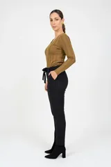 Pantalón de corte recto con diseño de rayas verticales finas, confeccionado en una mezcla de algodón y poliéster. Presenta cintura elástica con lazo ajustable, bolsillos laterales y un acabado elegante y versátil.