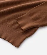 Suéter masculino de punto piqué con textura, cuello redondo y mangas largas. Presenta un diseño básico y versátil con un calce confortable.