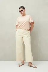 Pantalón negro de algodón con corte recto y bolsillos delanteros grandes.