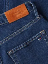 Jean azul de denim elástico de algodón, corte ajustado, talle alto, pierna recta y largo tobillero.