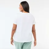 Remera de manga corta color blanco con cuello redondo y estampa frontal con diseño de tomates y la frase 'Pomodori e Sole' junto con 'Vivere lento, mangiare bene'.