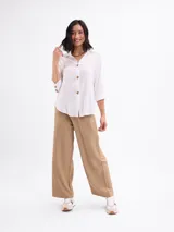 Pantalón de vestir color beige, de corte recto y holgado, con cintura alta.