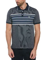 Polo de piqué con estampado jacquard y rayas horizontales en el pecho. Tiene cuello clásico con botones y logo de pingüino bordado en el pecho.