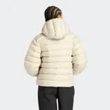 Campera puffer New Balance Essentials color beige, con diseño acolchado horizontal, capucha ajustable, cierre frontal bidireccional y bolsillos laterales.