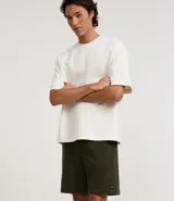 Bermuda masculina de algodón con felpa, color negro, corte slim fit. Presenta cintura elástica con cordón ajustable, bolsillos y etiqueta aplicada.