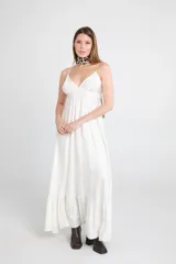 Vestido largo color blanco de seda con escote en V y volados en el ruedo.