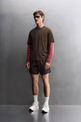 Camiseta deportiva Ridar x Zara Athleticz color marrón, de cuello redondo y manga corta, confeccionada en tejido ligero y elástico con estructura perforada y tecnología de secado rápido.