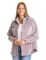 Sobrecamisa de pana con textura acanalada, corte oversize y silueta holgada. Presenta cuello clásico, cierre frontal con botones metálicos, mangas largas con puños abotonados y dos bolsillos frontales tipo parche con solapa.
