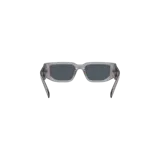 Lentes de sol Prada con armazón rectangular de acetato transparente gris y lentes oscuros. Cuenta con el logotipo triangular distintivo de la marca en las patillas.