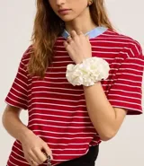 Remera de manga corta con rayas horizontales rojas y blancas, confeccionada en tejido malhão, con cuello redondo en color celeste.