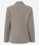 Blazer de sastrería color marrón, con solapas clásicas, cierre frontal de un botón, bolsillos con solapa y mangas largas. Presenta un corte entallado que define la silueta.