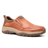Zapato casual de cuero color marrón con elástico en la parte superior. Suela de goma color beige y marrón.