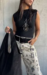 Musculosa negra de cuello alto y corte ajustado al cuerpo, sin mangas.