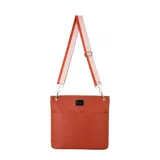 Bandolera negra de cuero sintético con dos bolsillos frontales, cierre metálico y dos correas intercambiables: una de cuero sintético y otra de tela con rayas rosas y negras.