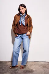 Camisa marrón de gamuza vegana, corte entallado, manga larga y cuello camisero.