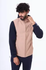 Chaleco de micropolar color beige con cierre frontal completo y bolsillo vertical en el pecho.