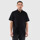 Camisa de manga corta con cuello clásico, cierre frontal de botones y bolsillo en el pecho. Confeccionada en una mezcla de lino y algodón, presenta un diseño de corte regular y textura natural.