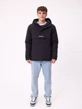 Campera tipo canguro con capucha, diseño color block en azul marino y bordó. Cuenta con cierre frontal parcial, bolsillos laterales y logo de la marca bordado en el pecho.