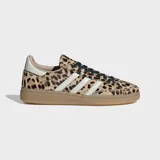 Championes Adidas modelo Handball Spezial, con estampado animal print de leopardo, franjas laterales blancas y suela de goma translúcida.