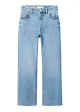 Jeans de denim celestes de corte recto, con tiro medio, bolsillos clásicos y terminación deshilachada en los tobillos.