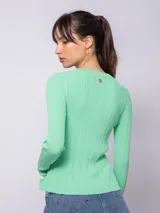 Cárdigan blanco de tejido de punto en rib irregular con broche metálico en la parte frontal.