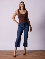 Pantalón jean azul oscuro, tiro alto, corte recto y terminación bootcut. Tiene bolsillos delanteros y traseros, pretina con pasadores, botón y cierre. Aplique de tachas en los laterales.