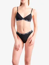Top de bikini o ropa interior tipo bralette Diesel, color negro, con copas triangulares, tirantes finos ajustables y banda elástica inferior con el logo de la marca estampado.