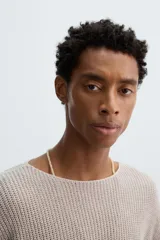 Jersey de punto calado confeccionado en hilatura de cáñamo, con un diseño de calce relajado, cuello amplio y manga larga.