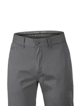 Pantalón de corte recto y tiro medio color gris, con bolsillos laterales y traseros, confeccionado con tecnología elástica para mayor comodidad.