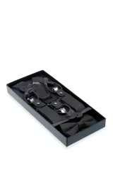 Set de tirantes con moño y pañuelo de bolsillo, color azul con estampado floral en tonos grises. Los tirantes son ajustables y tienen apliques para abrochar a botones o pinzas metálicas para sujetarlos al pantalón.