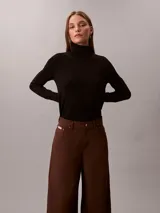 Pantalón chino de pierna súper ancha color marrón, tiro alto, con diseño de cinco bolsillos, cierre de botón y cremallera, y detalles distintivos de la marca Calvin Klein.