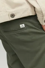 Pantalón chino verde oliva con cierre de cremallera.
