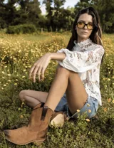 Bota corta estilo western de cuero color marrón, con taco cuadrado de 5 cm y diseño clásico. Presenta un acabado desgastado en la puntera y el talón.