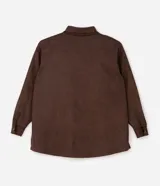 Camisa tipo overshirt de Ashua confeccionada en suede sintético color marrón. Presenta cuello clásico, cierre frontal con botones, mangas largas con puños abotonados y dos bolsillos frontales aplicados.