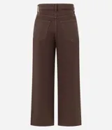 Pantalón de corte recto y largo cropped, confeccionado en sarga de algodón. Presenta cintura con trabillas, cierre frontal con botón y cremallera, y bolsillos funcionales en la parte delantera y trasera.