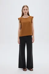Blusa verde militar de poliéster, con cuello redondo a la base, sin mangas y detalle de volados en los hombros.