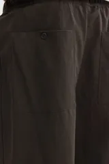 Pantalón marrón de corte regular fit en mezcla de algodón, con cintura elástica y cordón de ajuste, bolsillos al bies y piernas rectas.